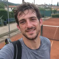 Ritratto generato di Alvise R., personaggio fittizio e tennista amatoriale