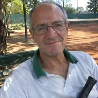 Ritratto generato di Tiziano F., personaggio fittizio e tennista amatoriale