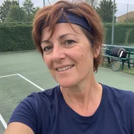 Ritratto generato di Donatella N., personaggio fittizio e tennista amatoriale